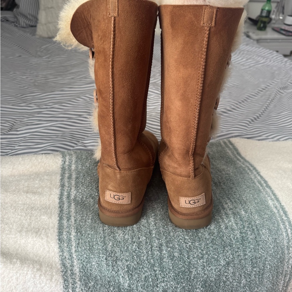 UGG Bailey Button - Picture 4 of 9